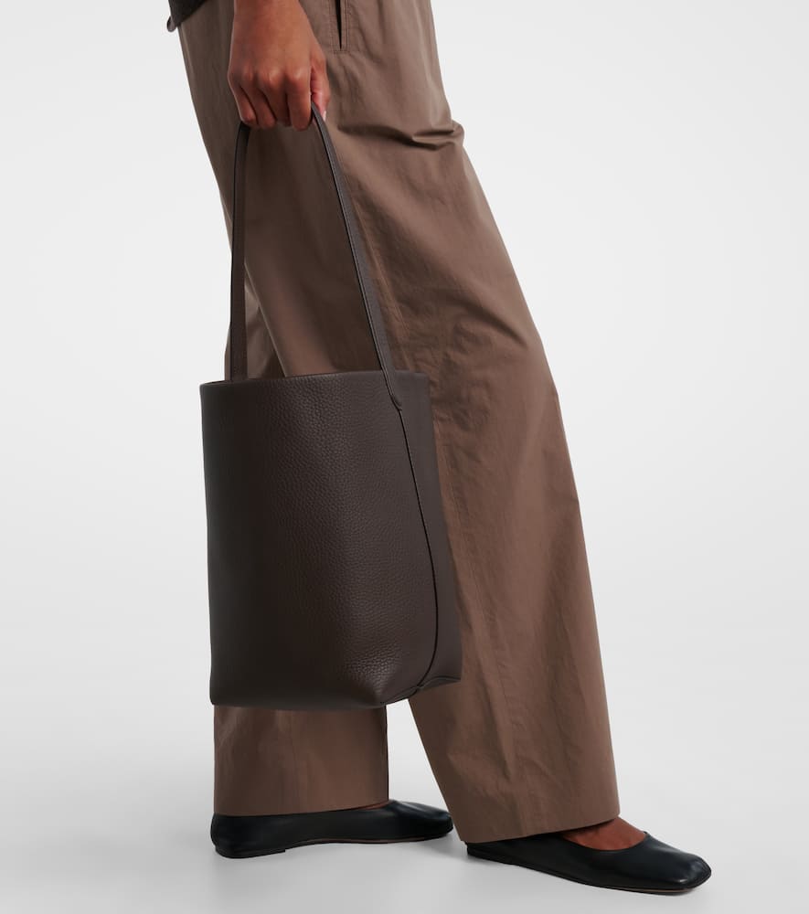 The Row Park N/s Medium Leather Tote Bag In Brown