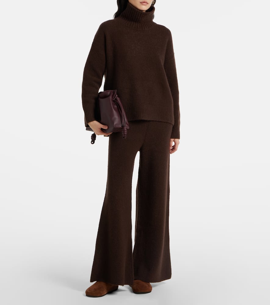 Lisa Yang Elwinn Cashmere-blend Turtleneck Sweater In Chestnut Bouclé