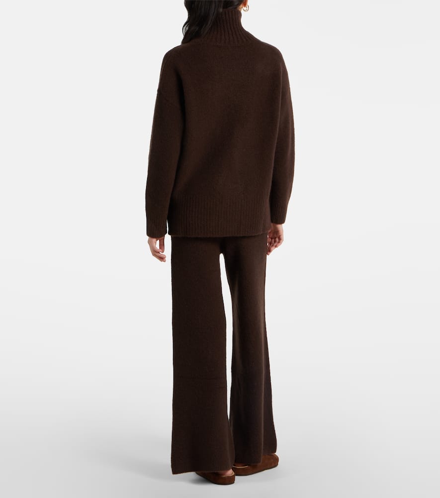 Lisa Yang Elwinn Cashmere-blend Turtleneck Sweater In Chestnut Bouclé