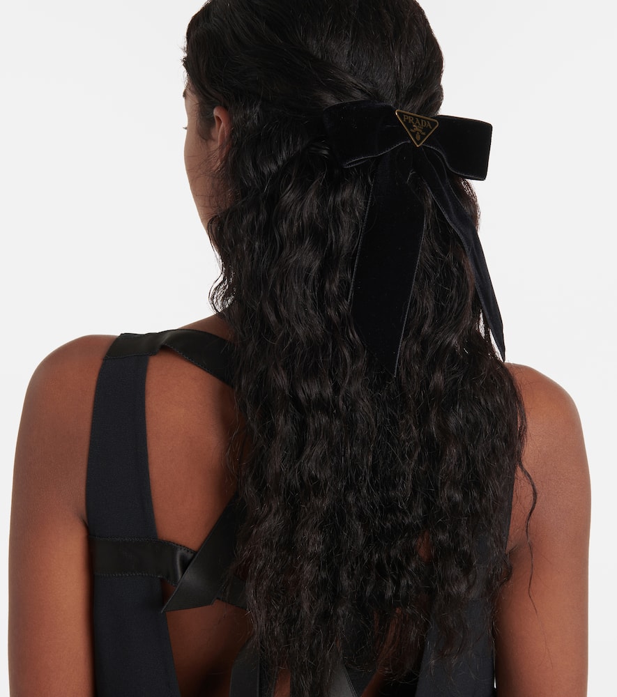 Prada Triangle Logo Velvet Bow Hair Clip In Schwarz
