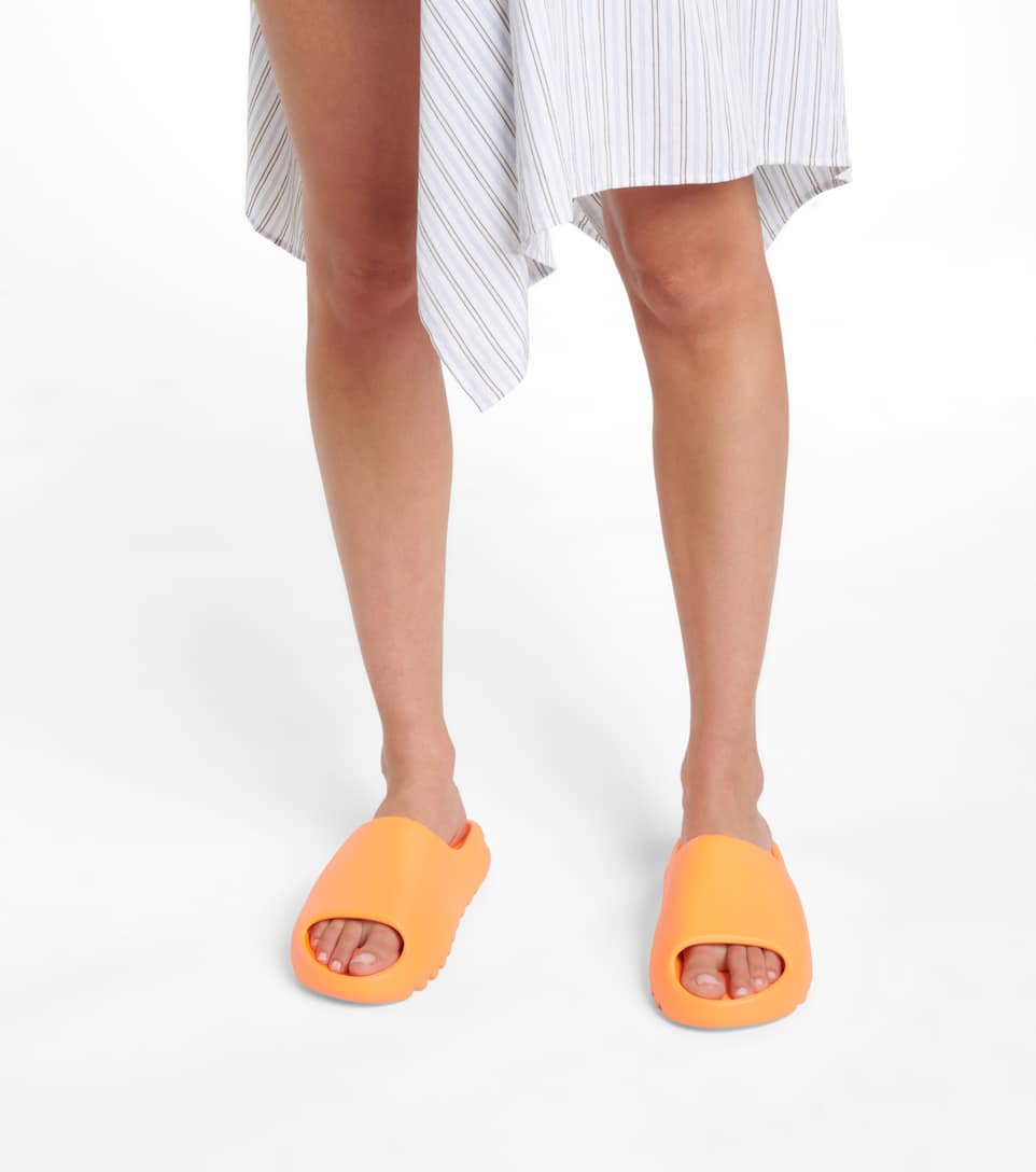 yeezy slide on feet