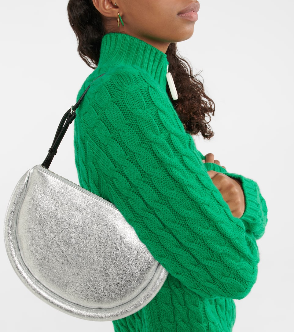 JW Anderson Bumper-Moon leather shoulder bag in silver metallic is on point for SS23. It features an oversized tubular structure on an elegant crescent moon silhouette. This glamorous design can be worn on the shoulder or as a top handle bag.