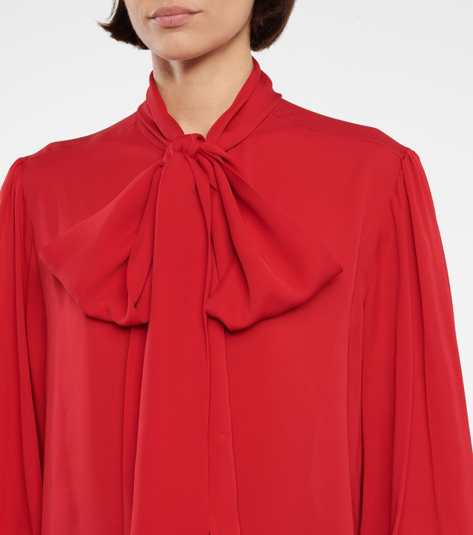ruffled neckline