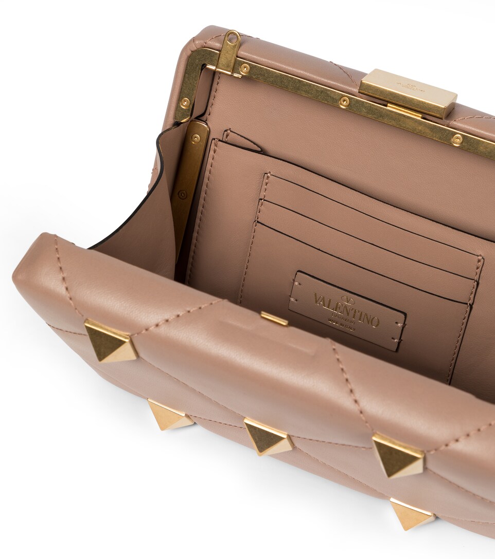 Valentino Garavani - Valentino Garavani clutch Roman Stud Small de piel |  Mytheresa