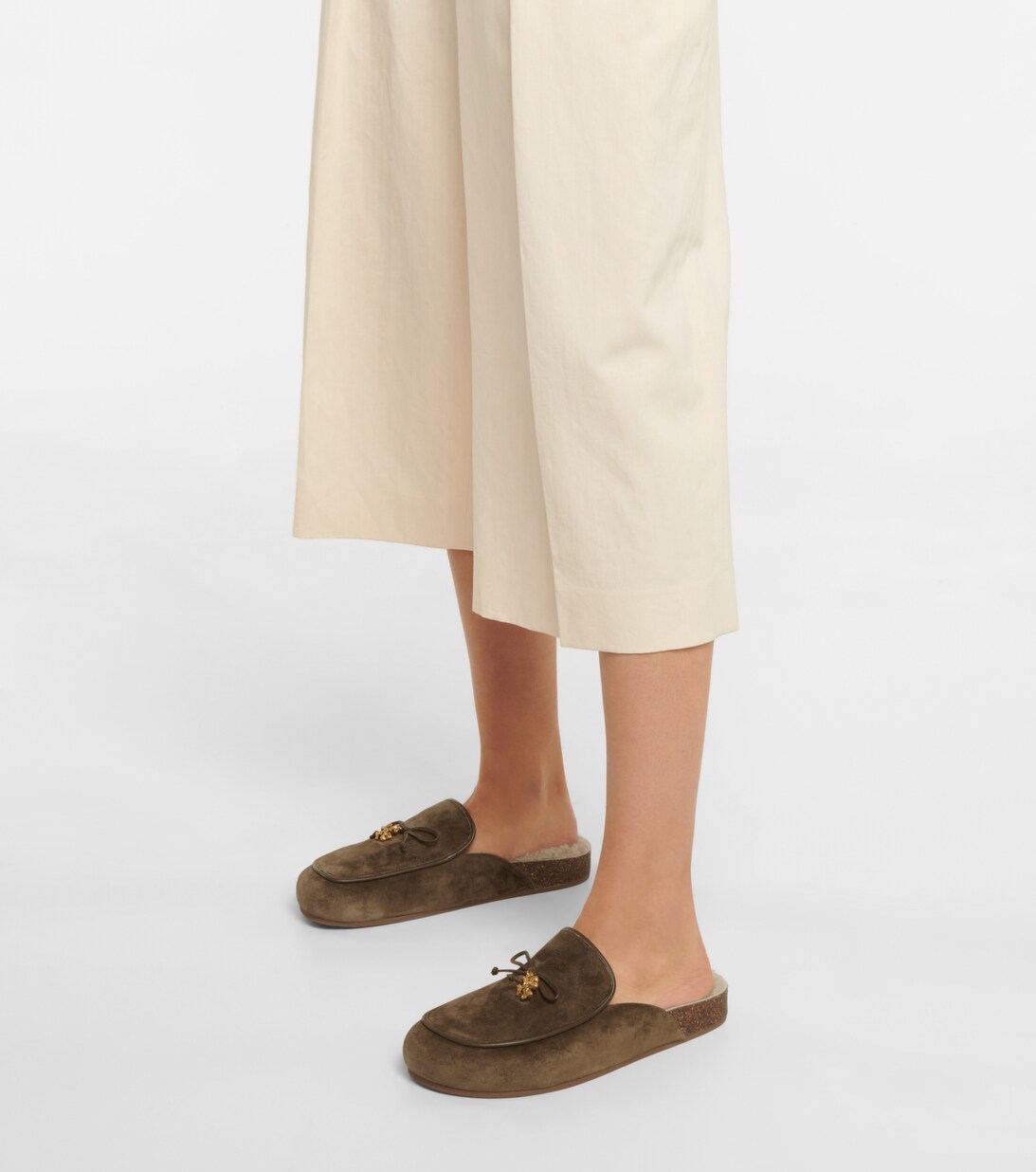 Tory Charm Shearling Lined Suede Slippers in Green - Tory Burch | Mytheresa