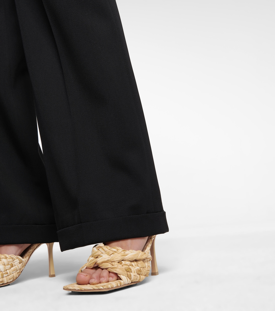 Stretch Raffia Sandals in Beige - Bottega Veneta | Mytheresa