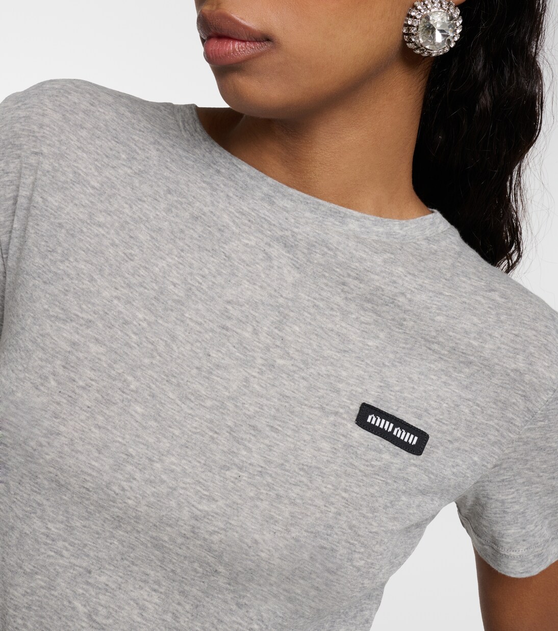 miu miu グレー Tシャツ Miu Miu logo-patch T-shirt | Grey | FARFETCH