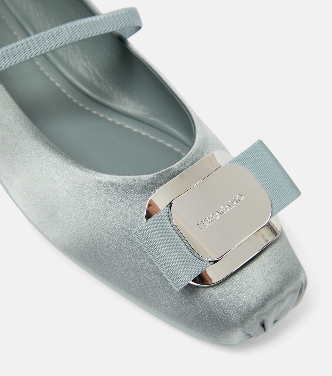 Ballerinas Zina T aus Satin in Grün - Ferragamo | Mytheresa 