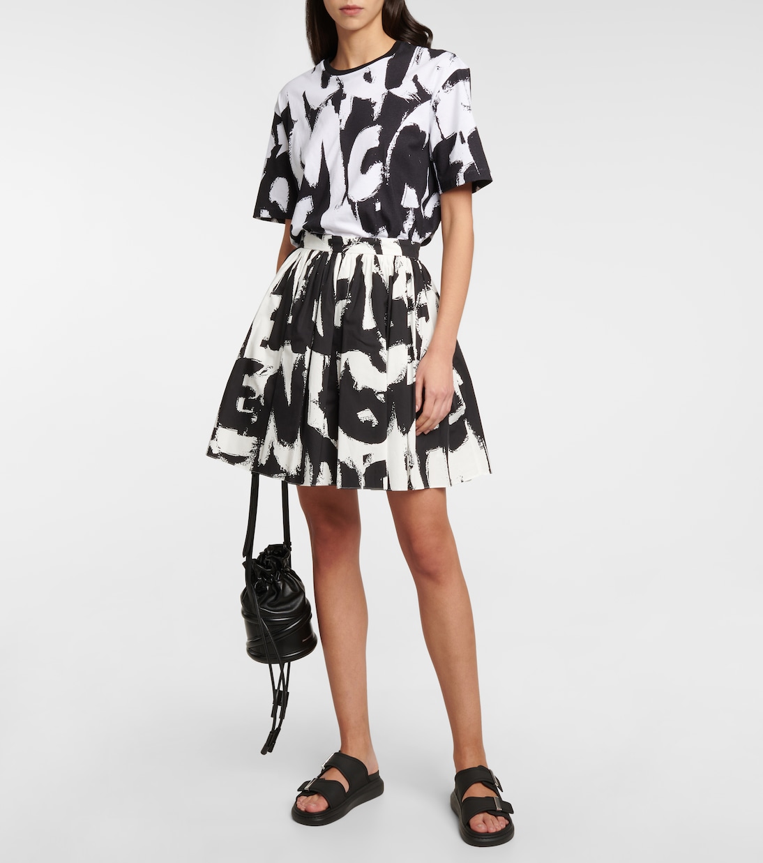 Pantoletten in Schwarz - Alexander Mc Queen | Mytheresa