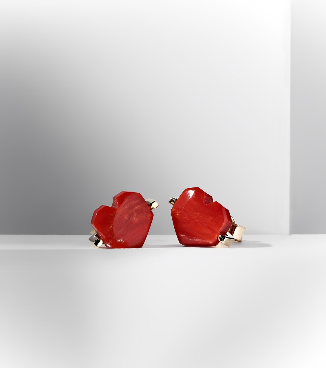 Ohrringe Corazón Mini aus 9kt und 18kt Gelbgold mit Koralle in  