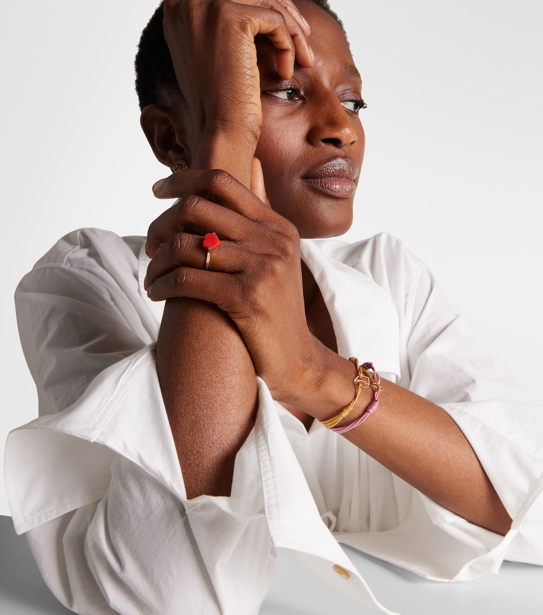 Ring Corazón Mini aus 9kt Gelbgold mit Koralle in Gold - Aliita  