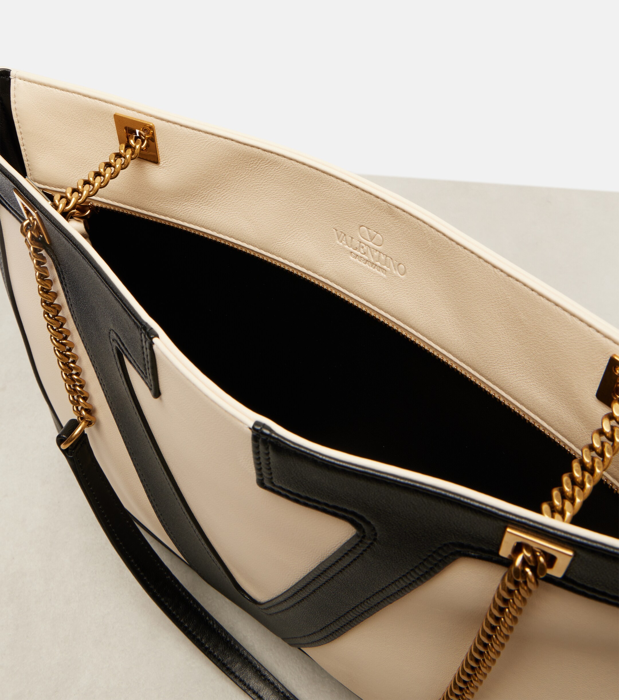 Valentino Garavani Viva Superstar Medium leather tote bag thumbnail