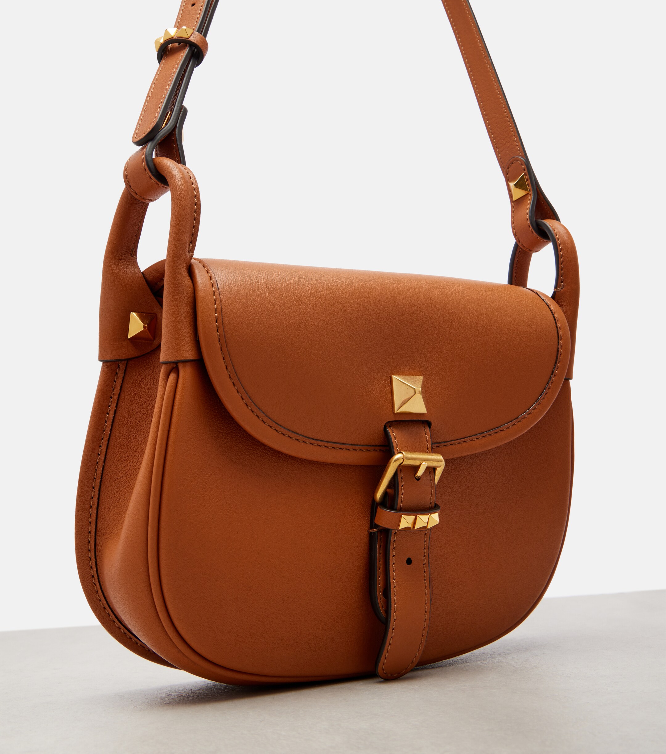 Valentino Garavani Flaneuse Rockstud Medium leather crossbody bag thumbnail
