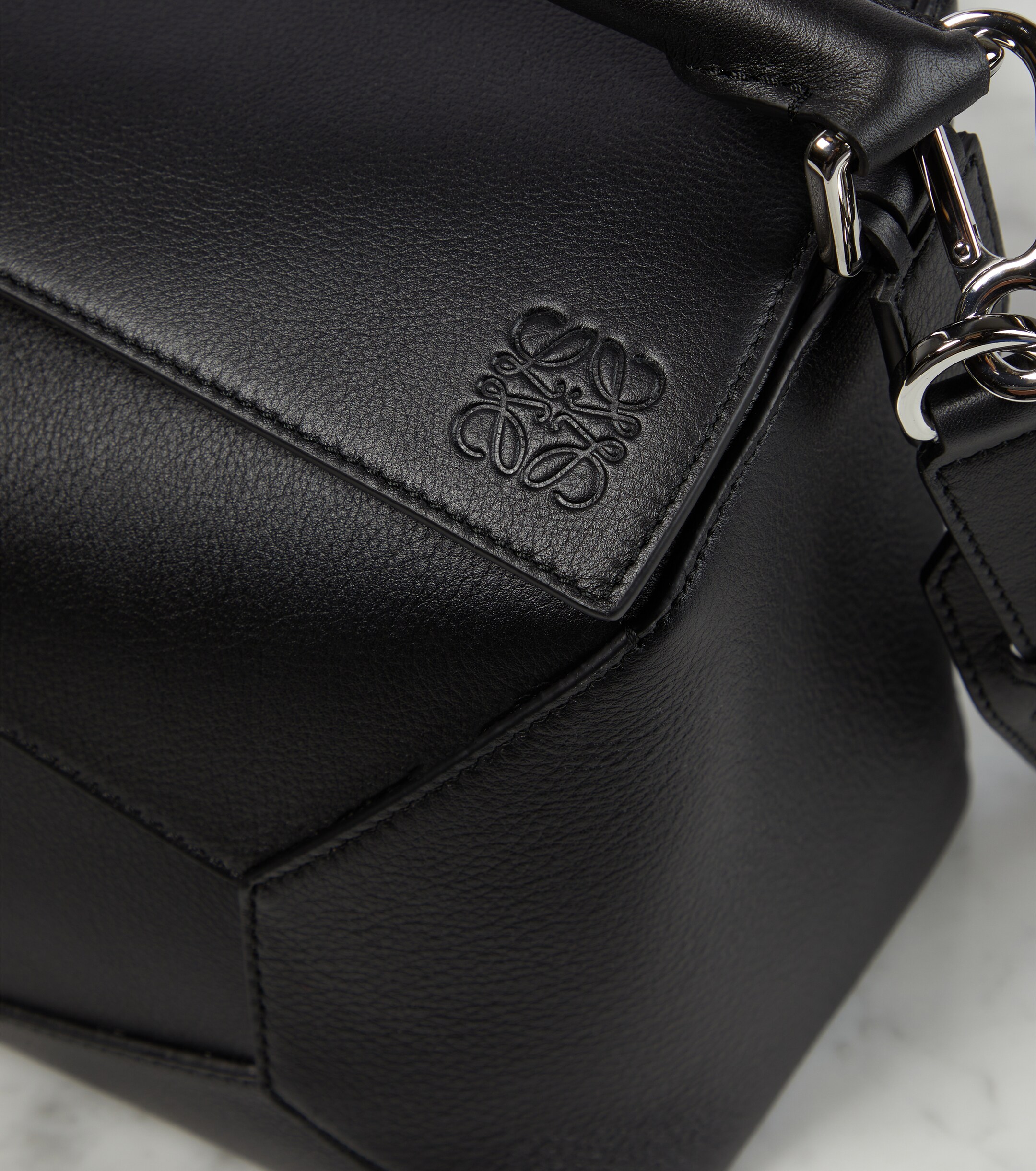 Loewe Loewe Puzzle Edge Medium leather top-handle bag