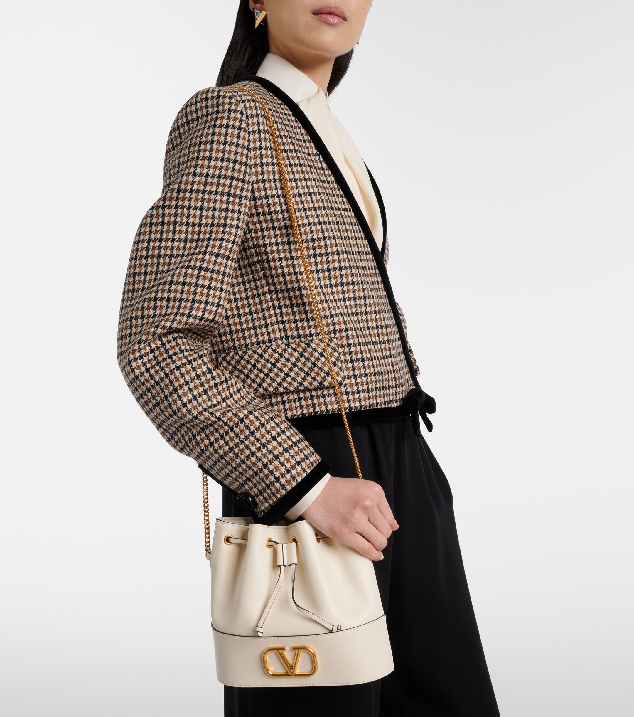 Valentino Garavani VLogo Signature Small leather bucket bag thumbnail