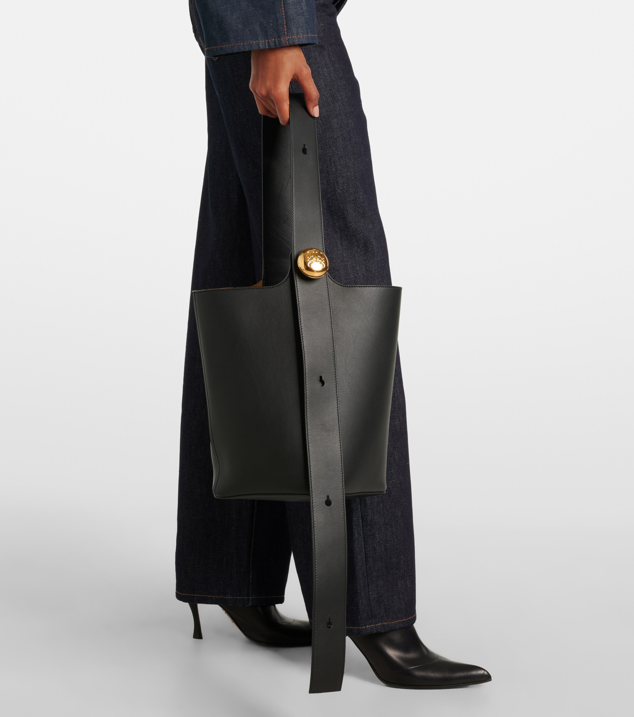 Loewe Pebble Medium leather bucket bag