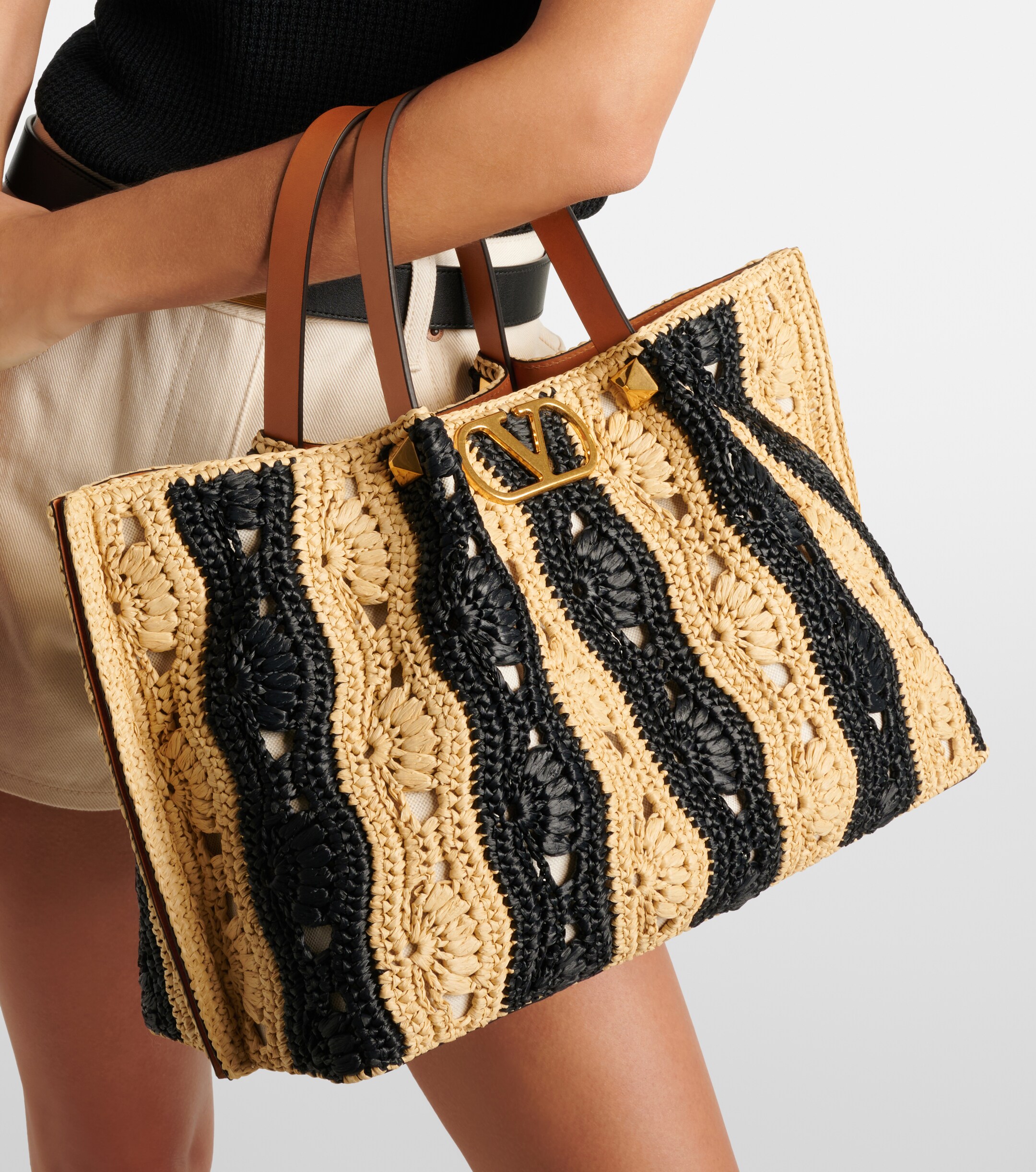 Valentino Garavani VLogo Medium raffia tote bag thumbnail
