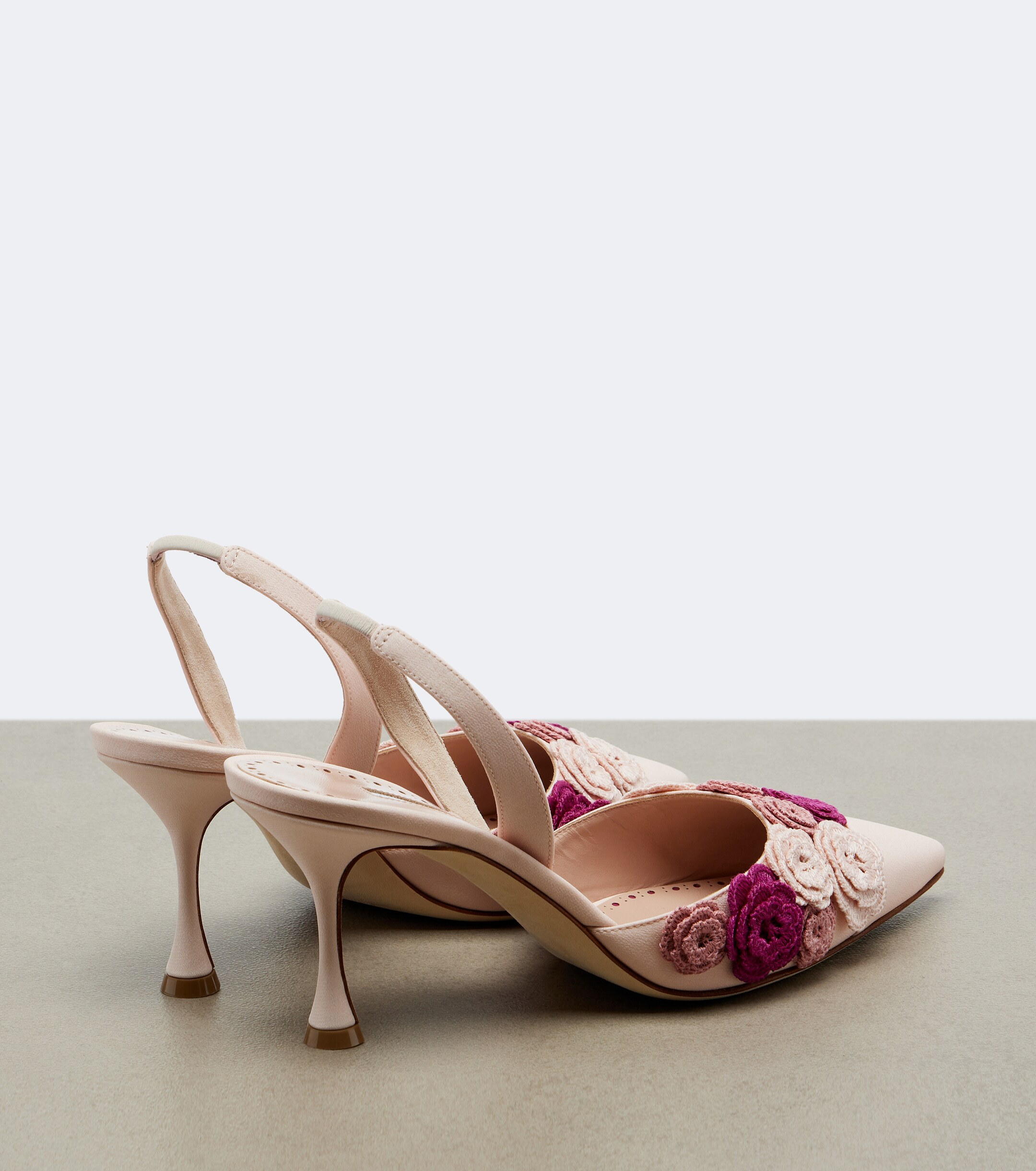 MANOLO BLAHNIK Manolo Blahnik Svemutlasi floral-appliqué slingback pumps