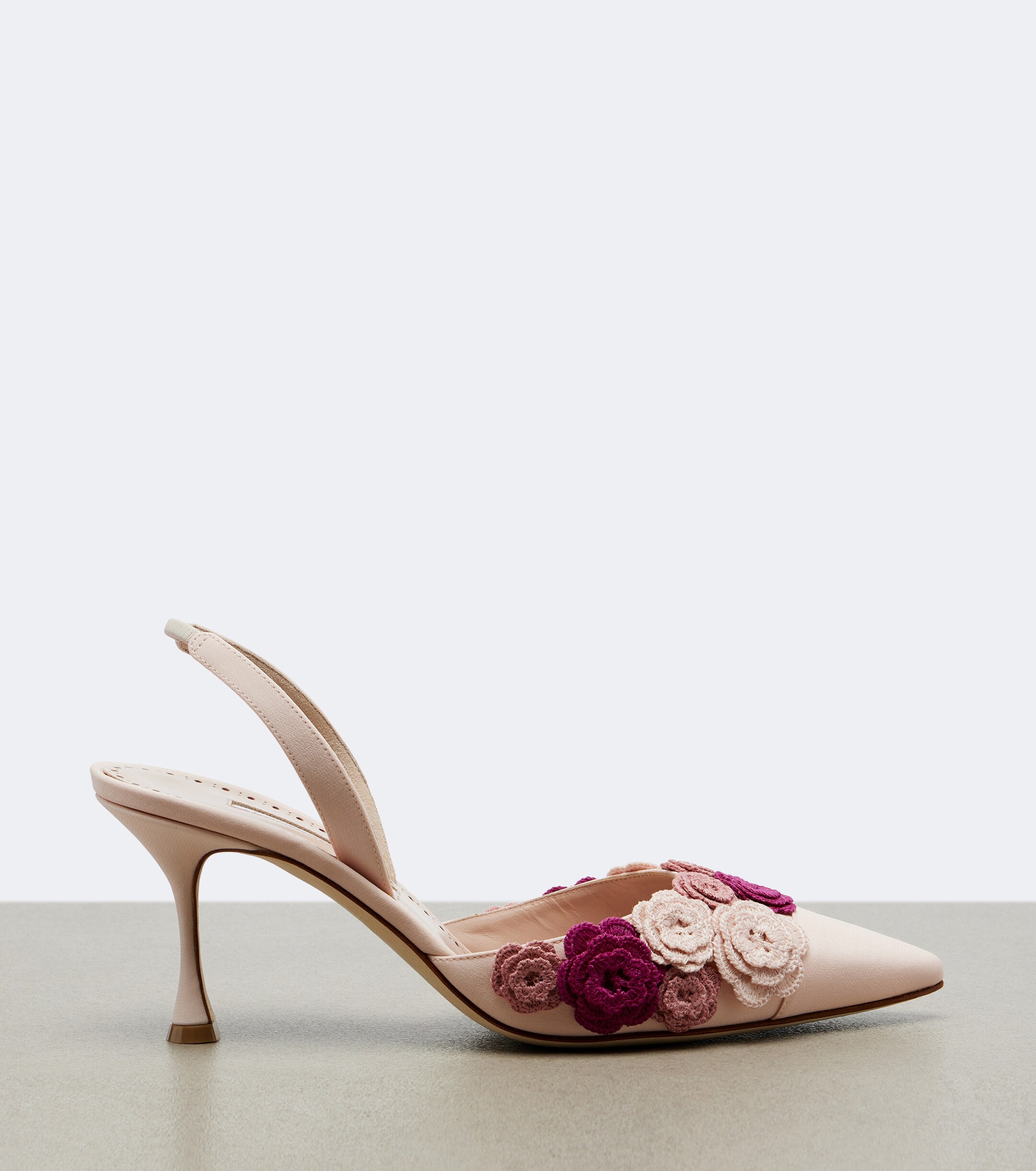 MANOLO BLAHNIK Manolo Blahnik Svemutlasi floral-appliqué slingback pumps