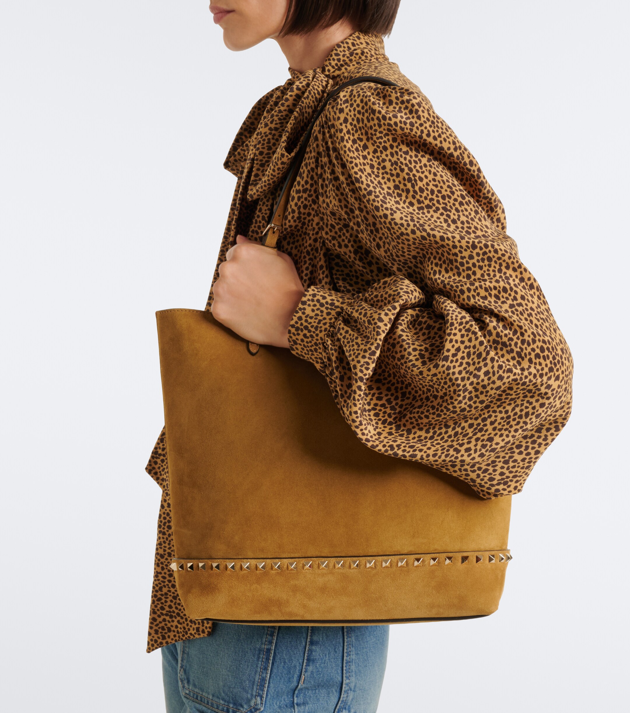 Valentino Garavani Rockstud Medium suede tote bag thumbnail