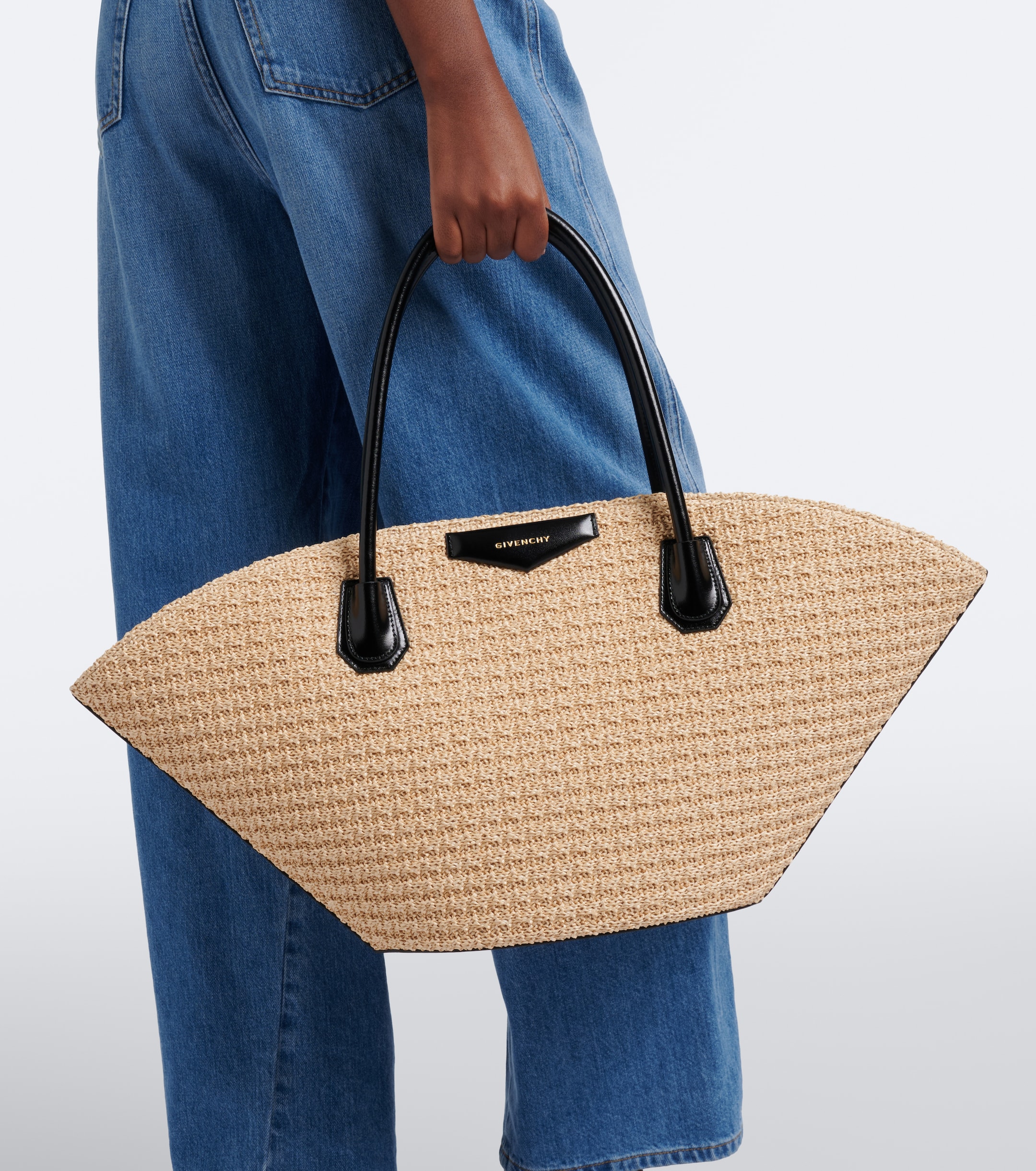 Givenchy Givenchy Antigona Small raffia-effect basket bag