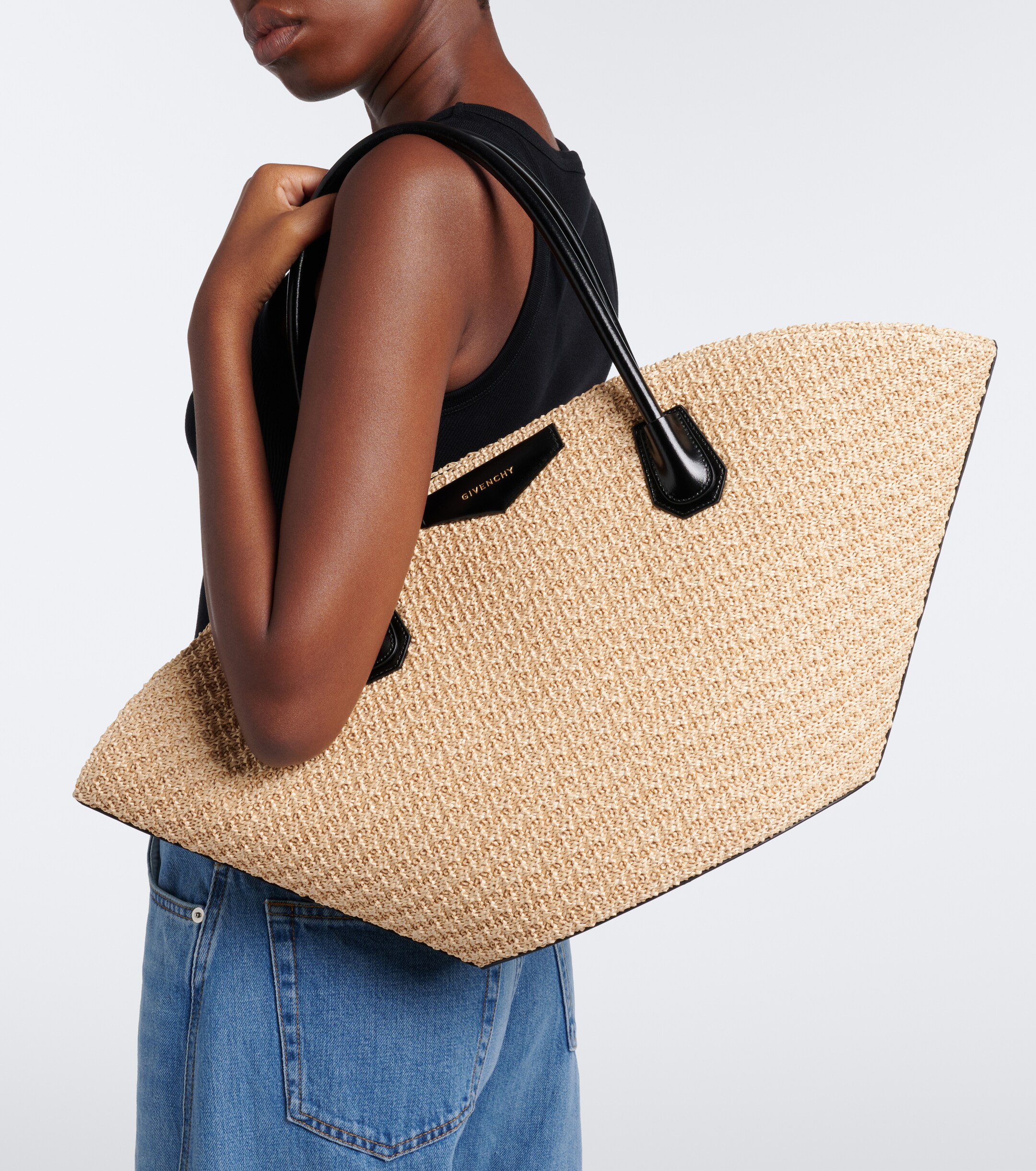 Givenchy Givenchy Antigona Small raffia-effect basket bag