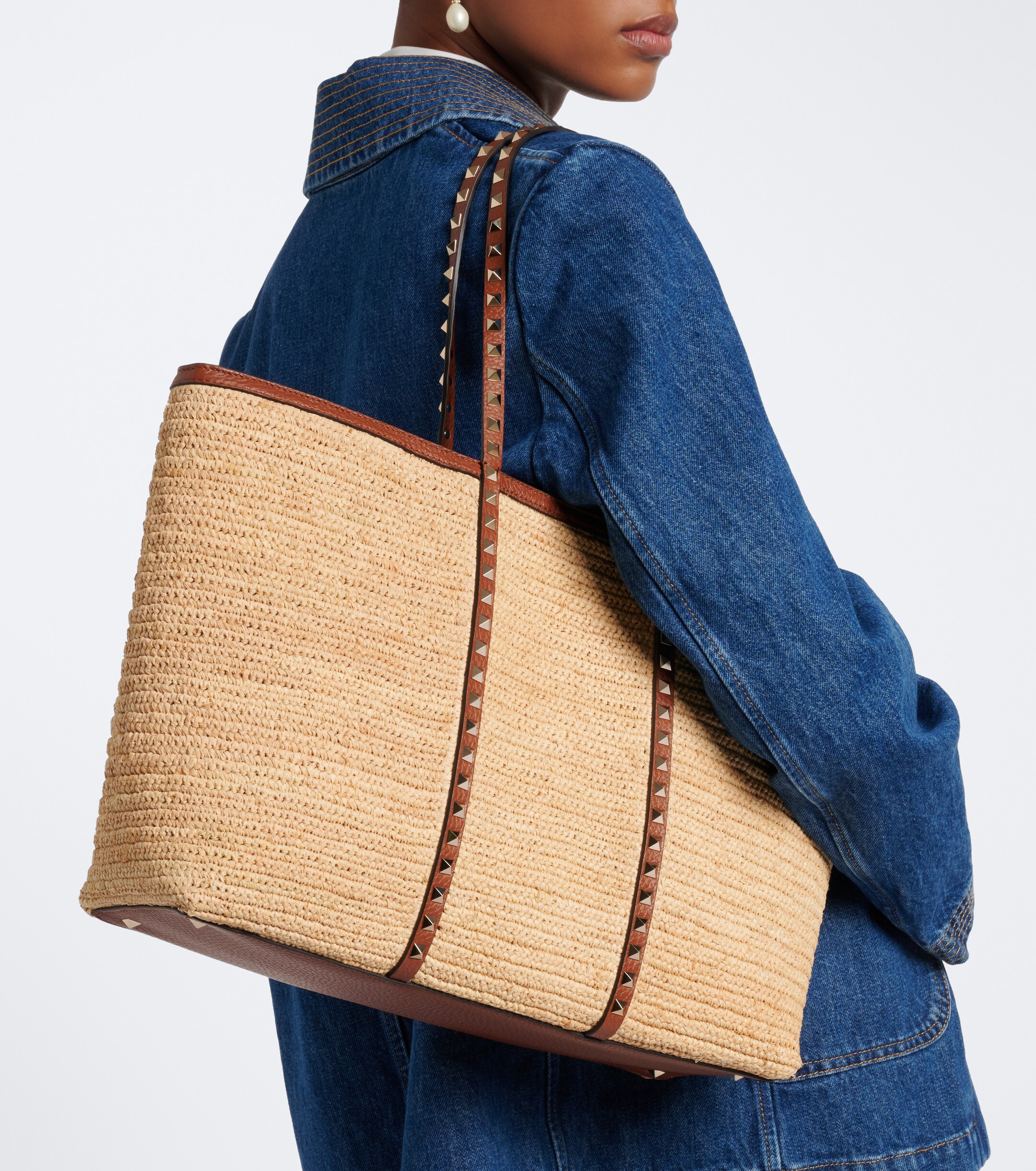 Valentino Garavani Rockstud Large raffia tote bag thumbnail