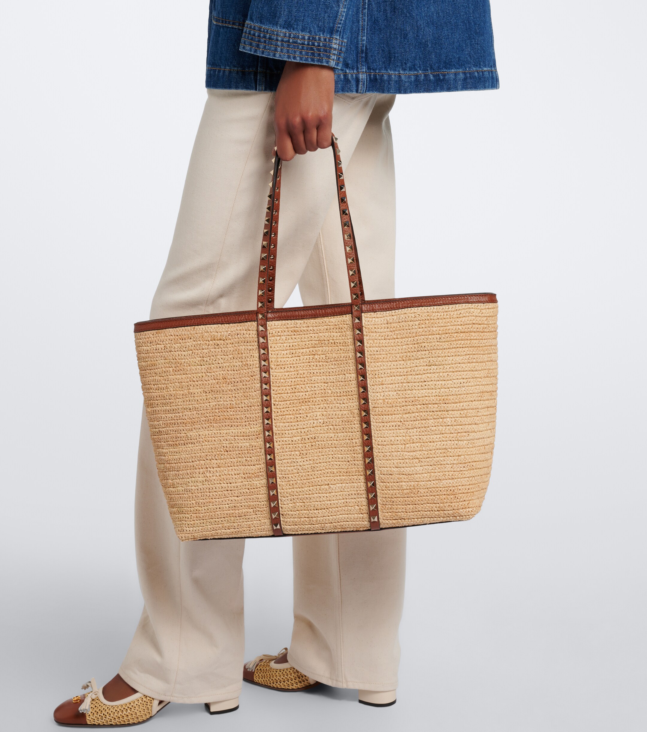 Valentino Garavani Rockstud Large raffia tote bag thumbnail