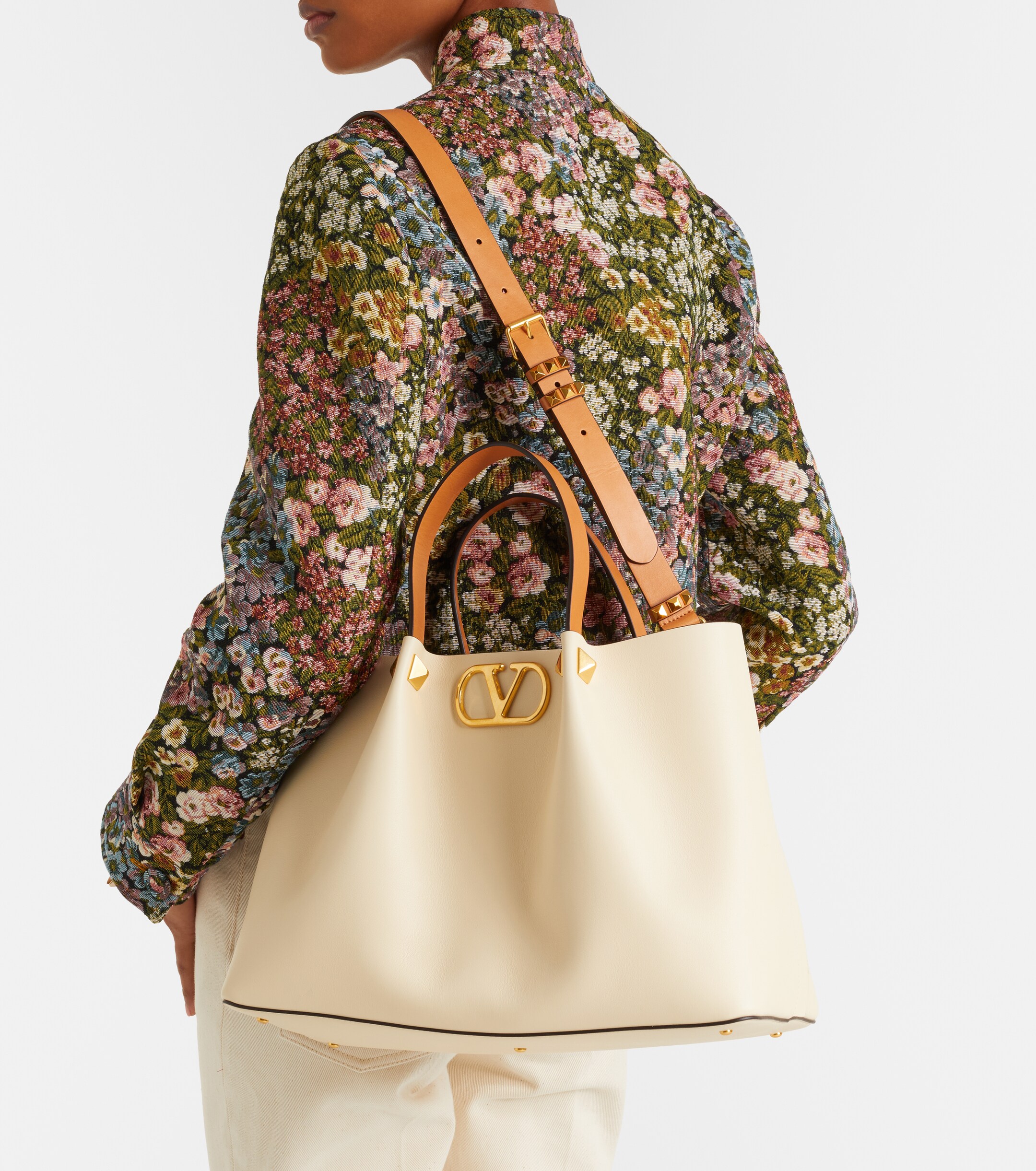 Valentino Garavani VLogo Medium leather tote bag thumbnail
