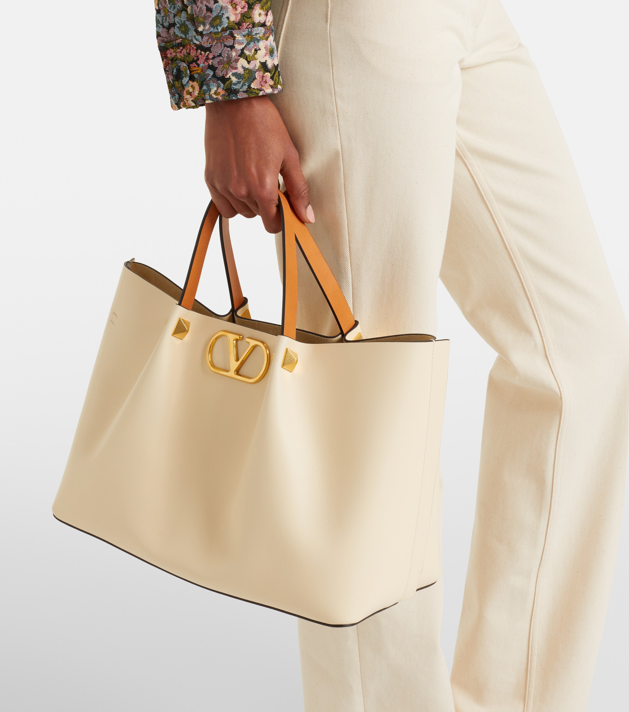 Valentino Garavani VLogo Medium leather tote bag thumbnail