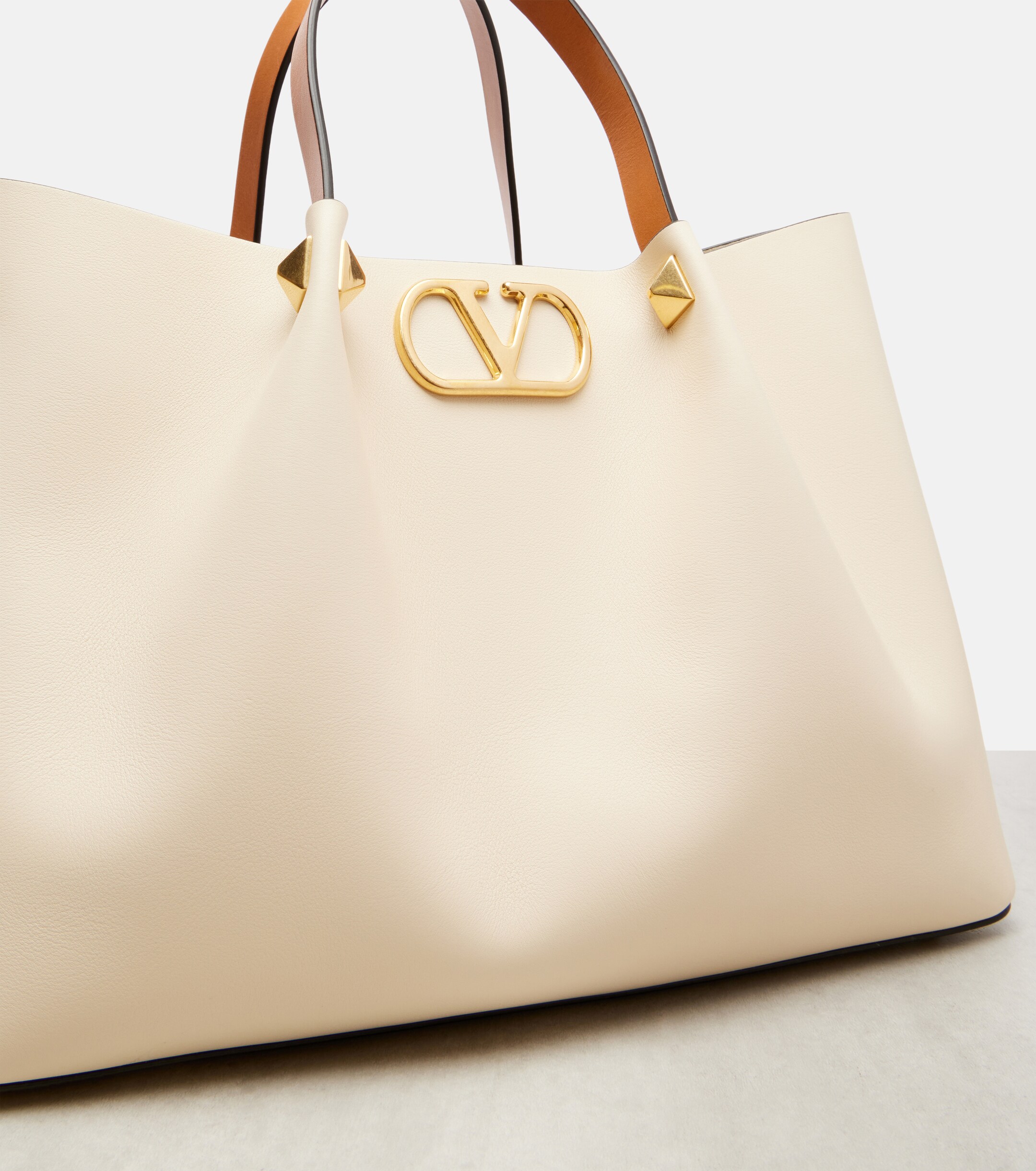 Valentino Garavani VLogo Medium leather tote bag thumbnail