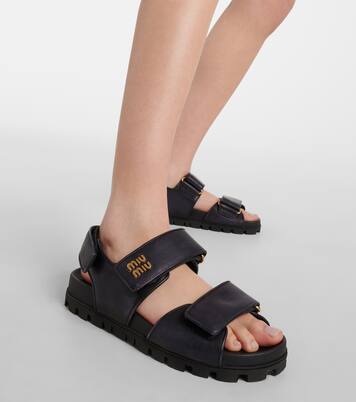 Sandalen aus Leder in Schwarz - Miu Miu | Mytheresa