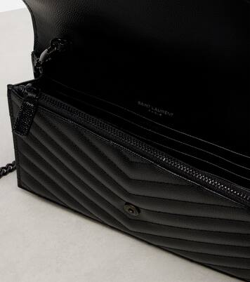 Portemonnaie mit Kettenriemen Cassandre Envelope in Schwarz  