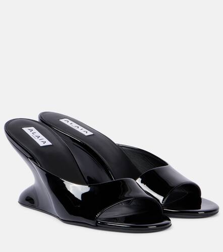 AlaÃ¯a Curve 75 patent leather wedge mules - Alaia - Modalova