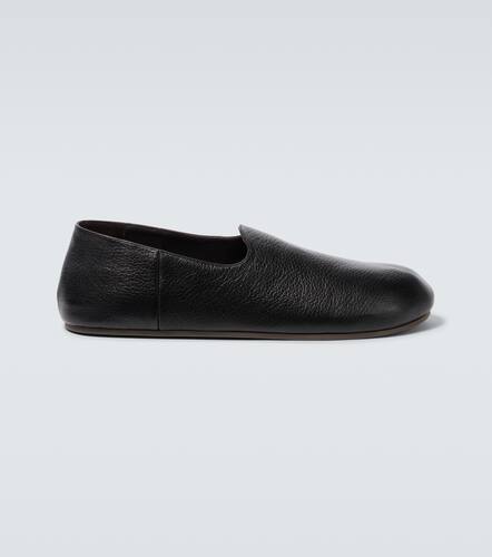 Zapatos slip-on Hugh de piel - The Row - Modalova