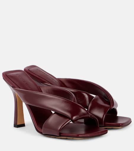 サンダル・ミュール BOTTEGA VENETA RIVA SANDALS IN SHINY LEATHER Bottega Veneta® Women's Riva Mule in Barolo. Shop online now.