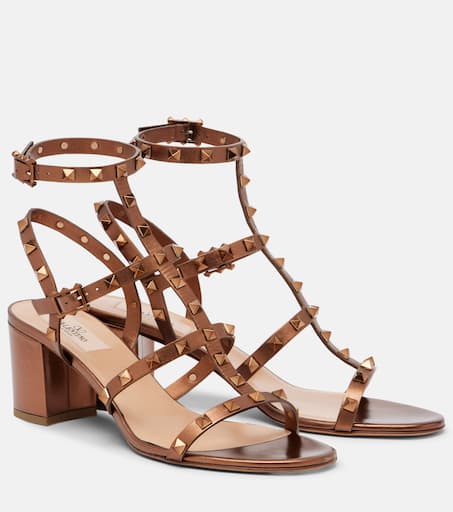 サンダル VALENTINO GARAVANI Brown Leather Studshield Sandals Studshield Fisherman Calfskin Sandal for Man in Tobacco