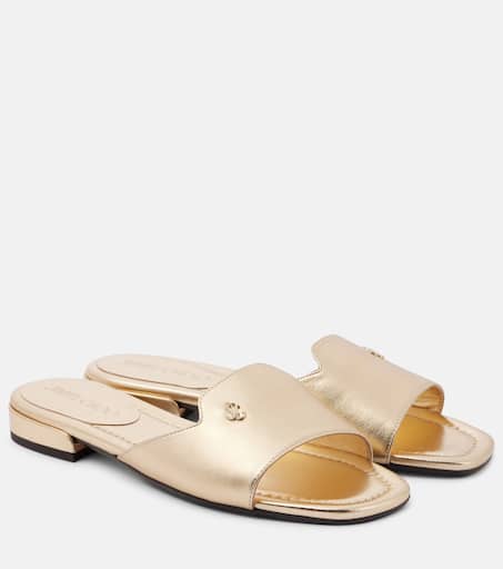 サンダル・ミュール JIMMY CHOO DINA FLAT LEATHER SANDALS Dina metallic leather slides in gold - Jimmy Choo | Mytheresa