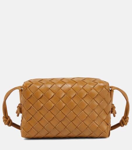 [BOTTEGA VENETA] カセット スモールループカメラバッグ 4214 Bottega Veneta® Loop Camera Bag in Black. Shop online now.