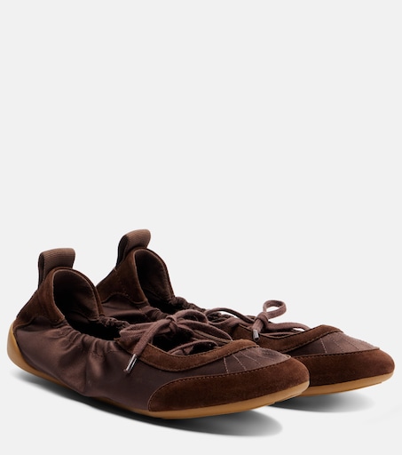 Ｋ　Chloé ブラウン　フラットシューズ 38 Chloé Kick suede-trimmed satin flats in brown - Chloe | Mytheresa