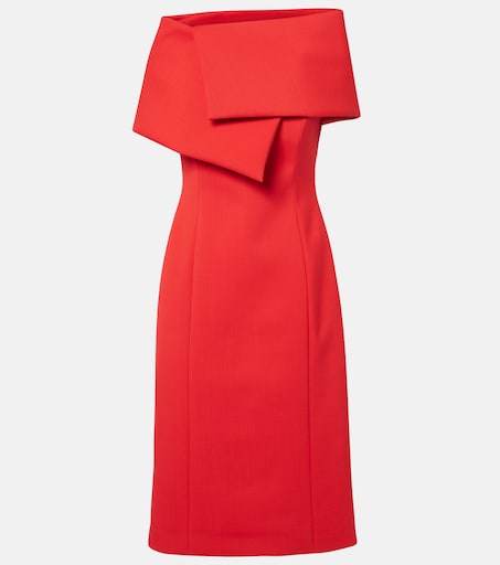 red dress oscar de la renta Fall 2025 presents an incandescent scarlet ombr chiffon gown, cascading  from a 3-D embroidered peony. Emerald and gold cuffs by @belperron lend  tonal sparkle to the look