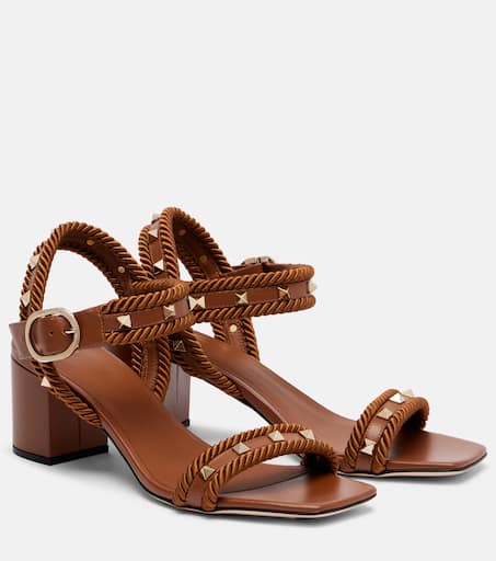 サンダル VALENTINO BROWN LEATHER STUDSHIELD SANDALS Rockstud leather thong sandals in beige - Valentino Garavani