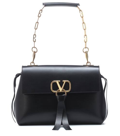 حقيبة للكتف من الجلد Valentino Garavani Vee Ring Medium | Valentino