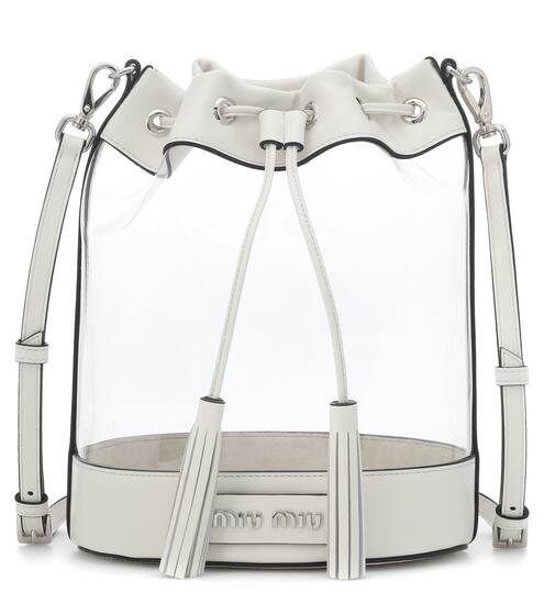 حقيبة دلو من البلكسي غلاس مع تقليم بالجلد | Miu Miu