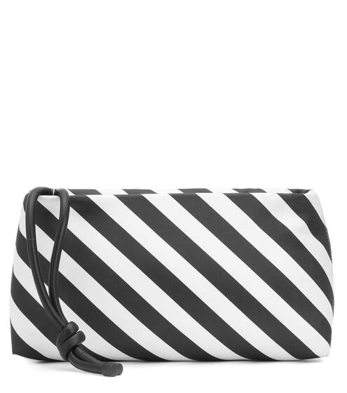 كلتش من الساتان المقلم | Dries Van Noten