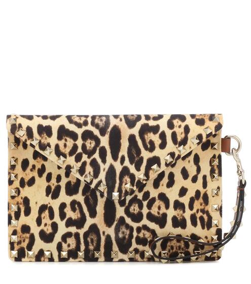 Valentino Garavani Rockstud Medium clutch | Valentino