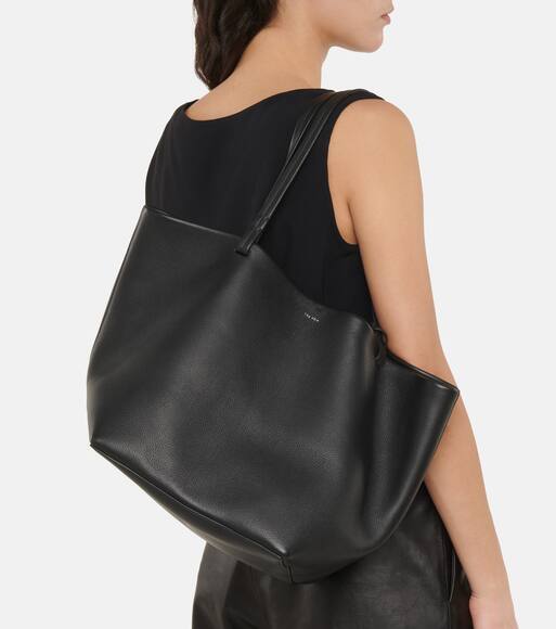 black medium tote