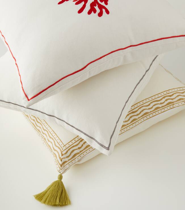 Shell embroidered cushion | Les-Ottomans