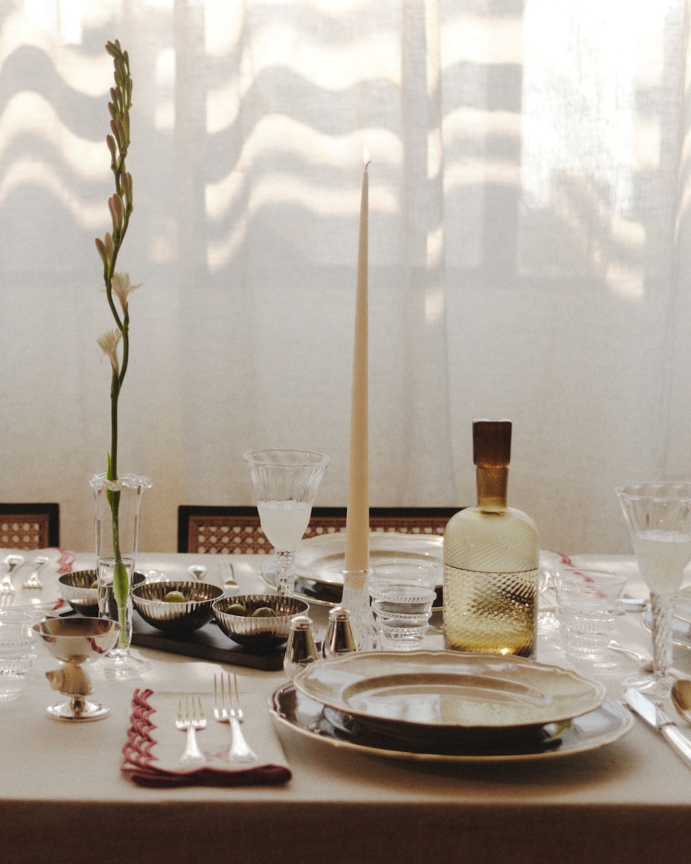 Tonal tableware with a touch of shine