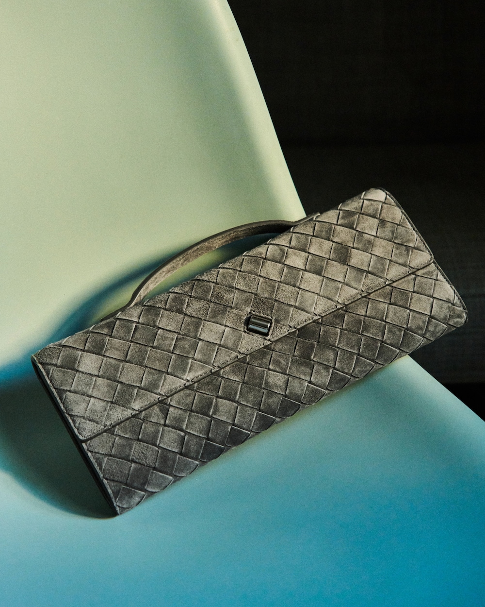 Taschen aus Veloursleder als subtiler Stilbruch
